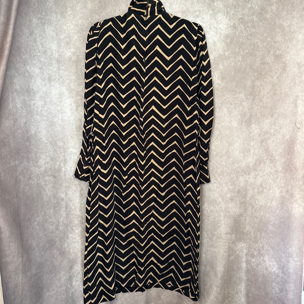 Chevron Patterned 100% Silk Black and Cream Midi Dress - Picture 5 of 10